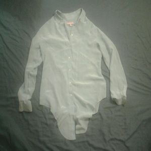 Long-sleeved collared button-up shirt